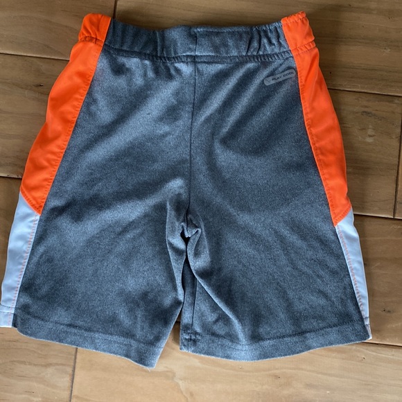 Retro Old Navy printed cargo shorts.  Boys 5t - Picture 7 of 8